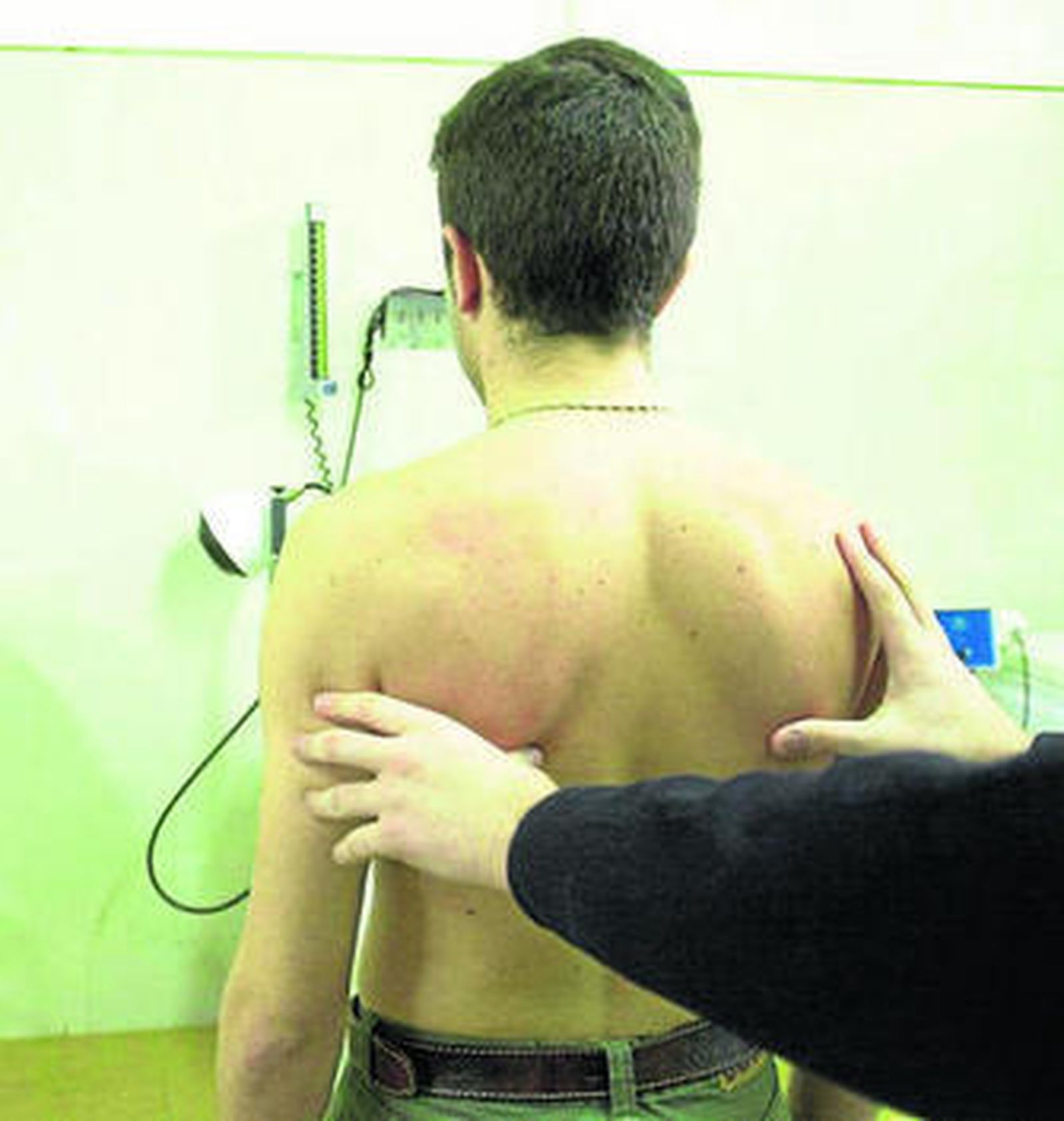 El dolor de espalda es uno de los habituales en el trabajo.