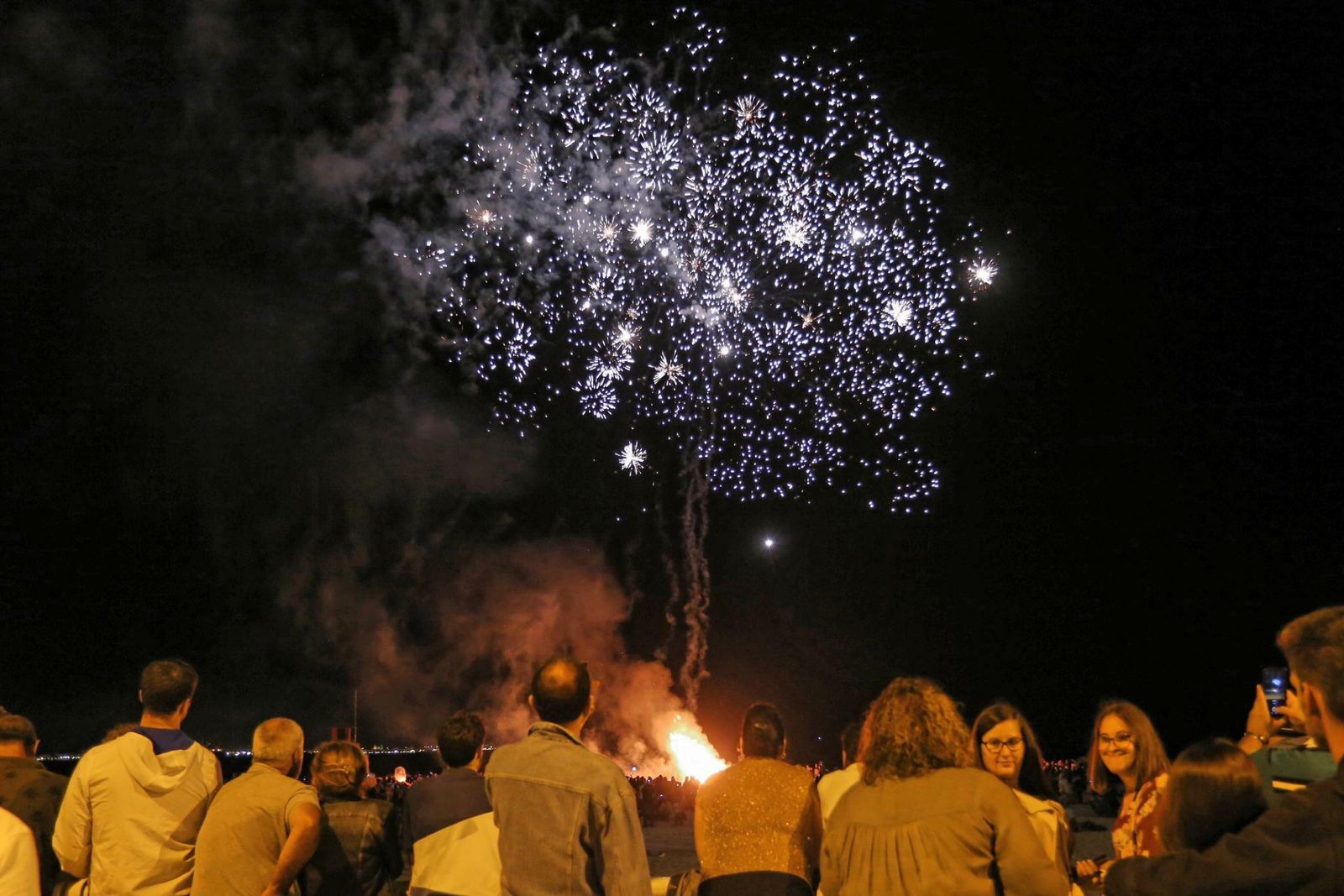 Una de las imágenes que dejó la Noche de San Juan en la Playa de Valdelagrana.
