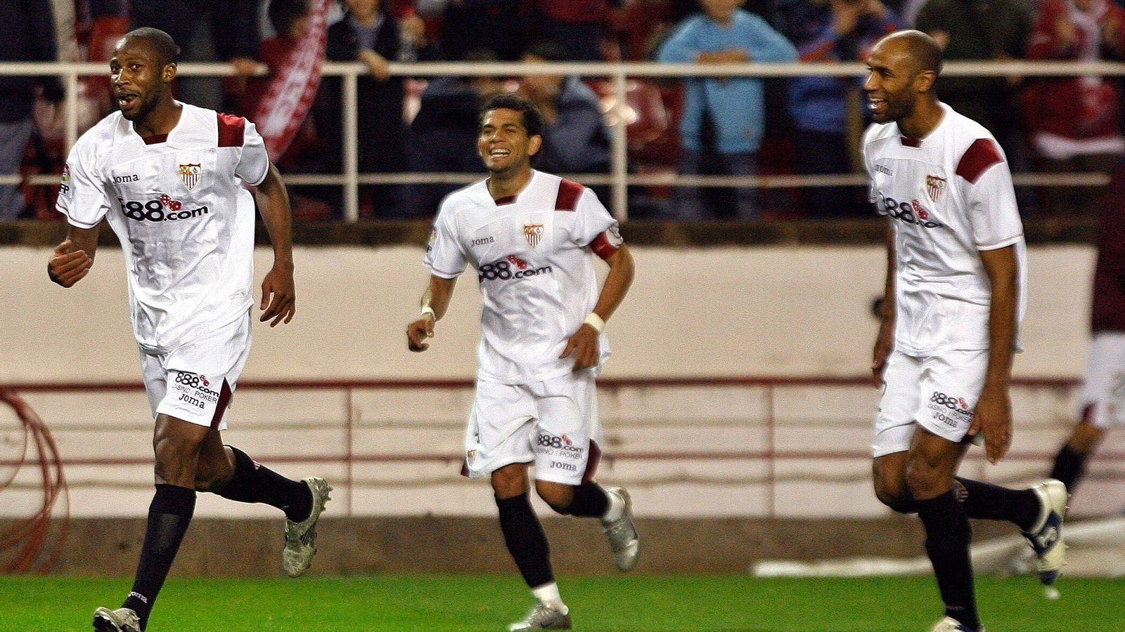 Seydou Keita celebra un gol ante el Real Zaragoza, a su lado Kanoute y Dani Alves.