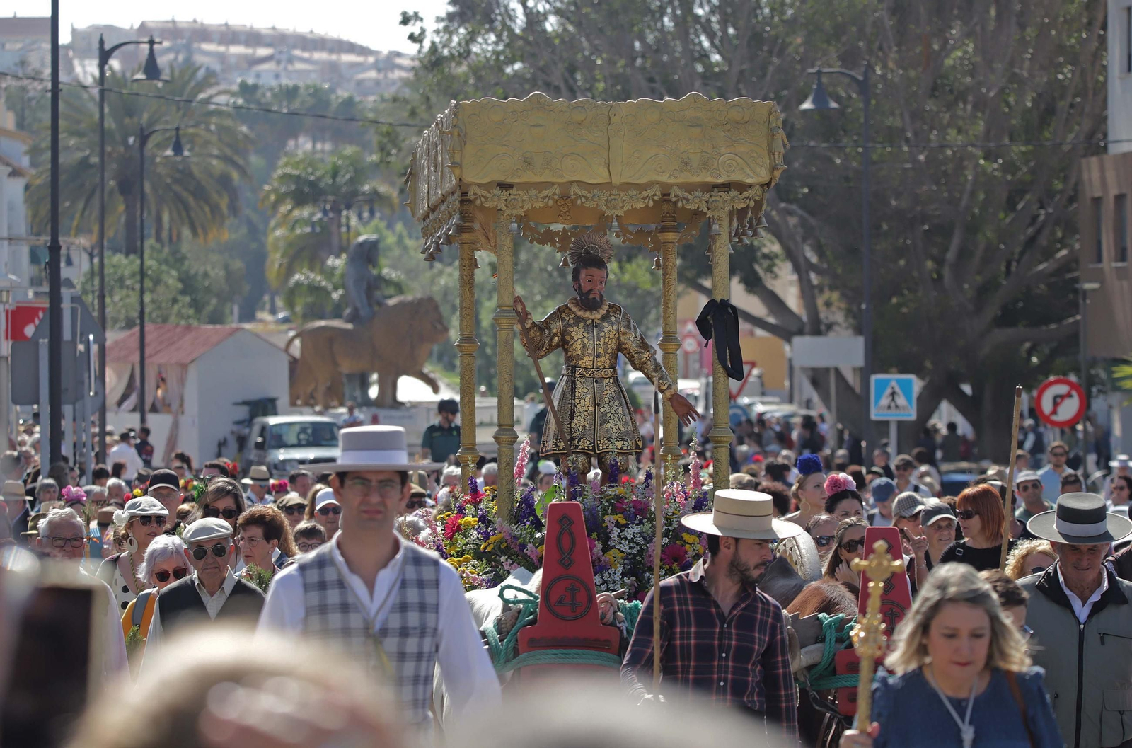 La salida de la Romería de San Isidro Labrador de Los Barrios, en imágenes