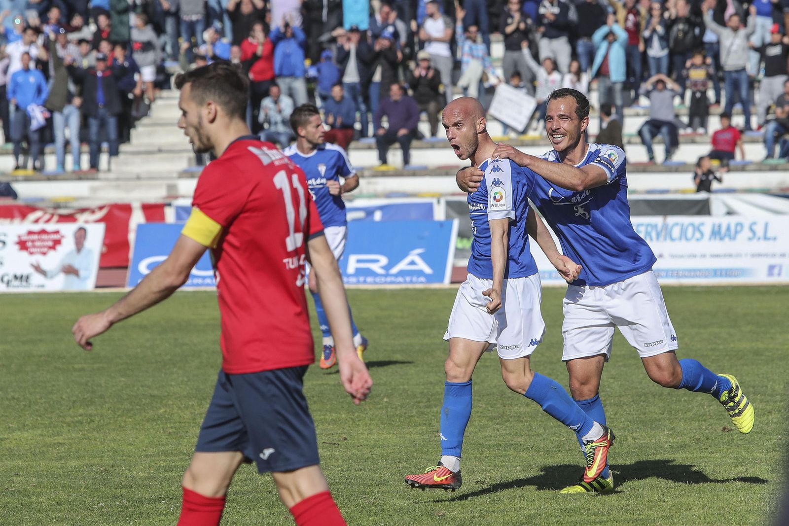 Casares, abrazado por Bruno Herrero tras uno de sus tres goles a El Ejido.