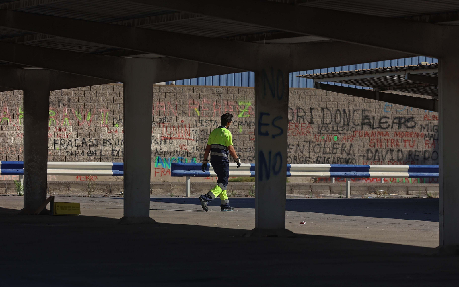 Un trabajador en las inmediaciones de la fábrica de Acerinox en Los Barrios. Un trabajador en las inmediaciones de la fábrica de Acerinox en Los Barrios.
