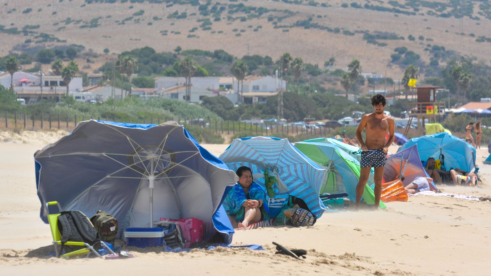 Día de sol y viento en la playa de Bolonia