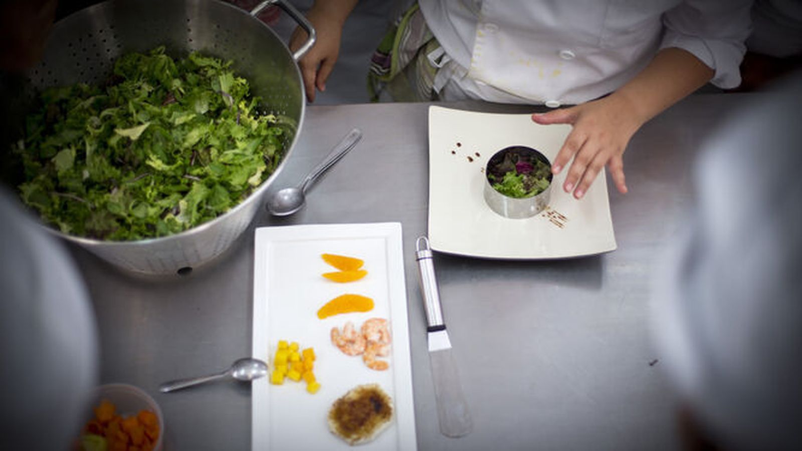 Una alumna de sala de la Escuela de Hostelería ultima una mesa del comedor, en una imagen de archivo.