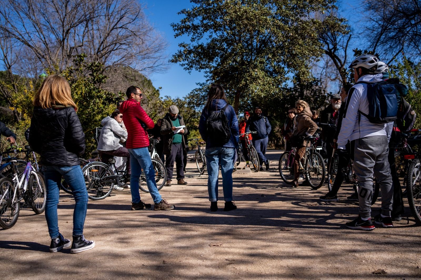 Una ruta en bici por Córdoba para reflexionar sobre habitabilidad y movilidad sostenible, en fotografías