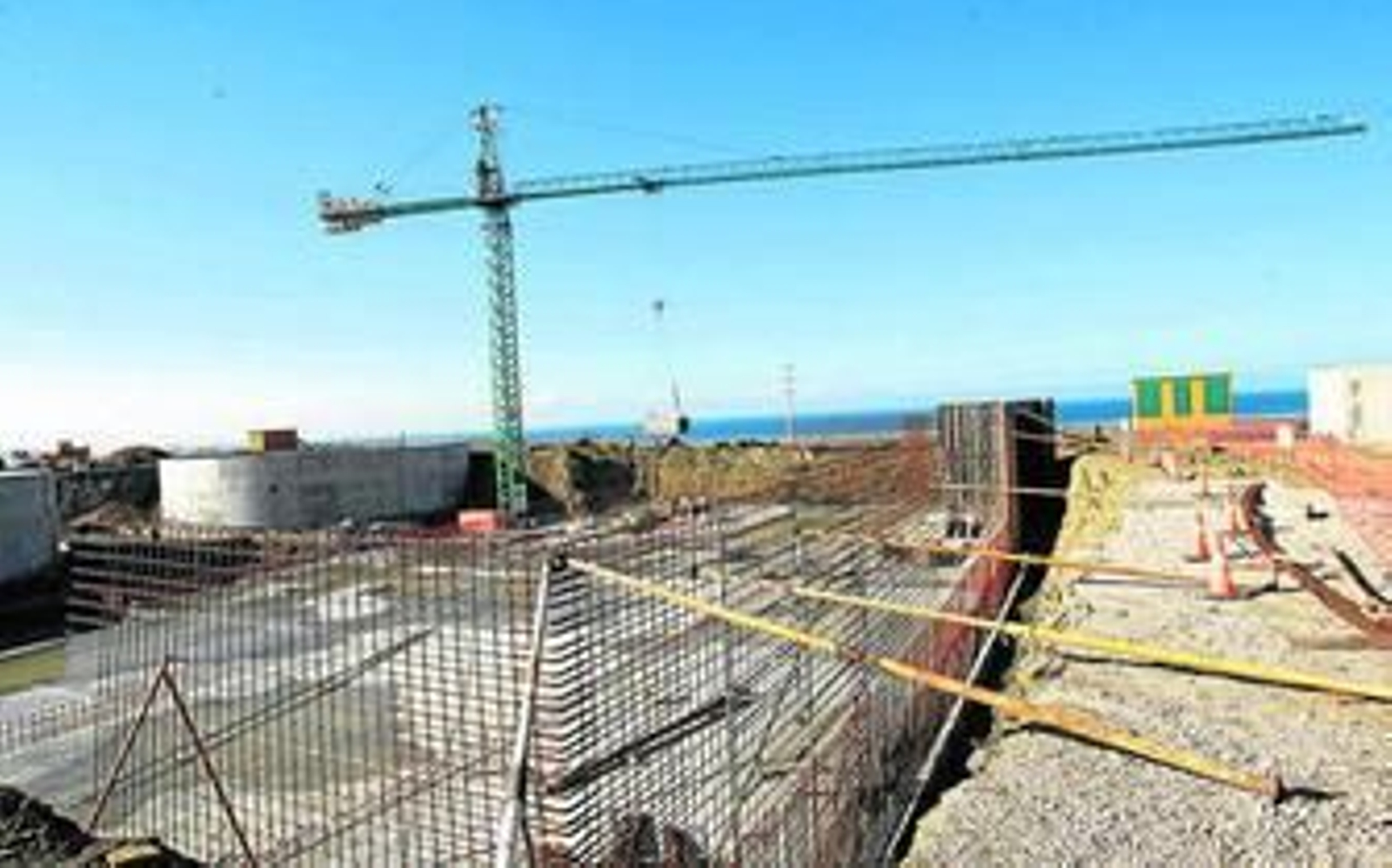 Un operario trabaja junto a unas planchas metálicas en las obras de la depuradora.