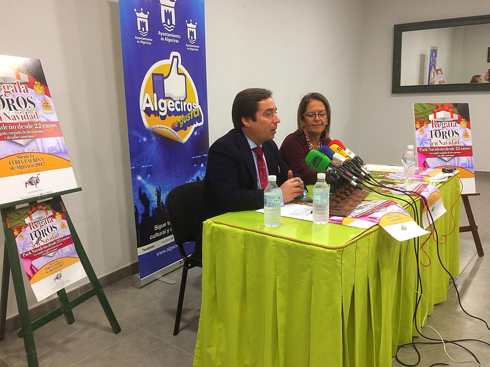 El empresario taurino, José María Garzón, junto a la concejal de Feria y Fiestas, Juana Cid, en la rueda de prensa.