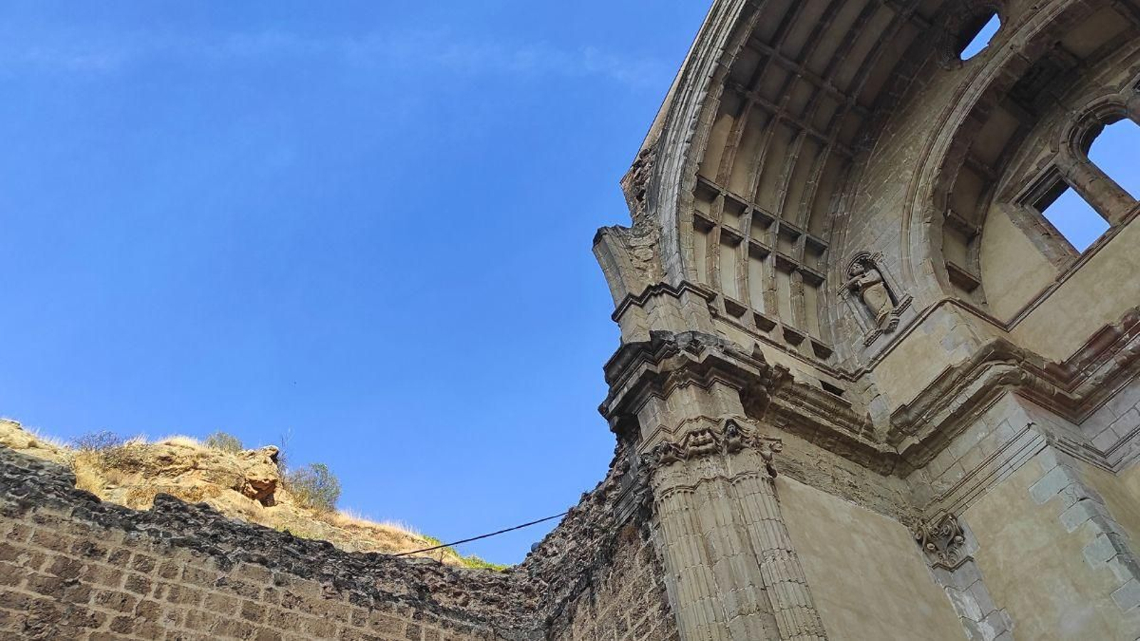 El ábside abierto de las Ruinas de Santa María se eleva hacia el cielo azul de Cazorla, uniendo piedra e infinito en un mismo horizonte.