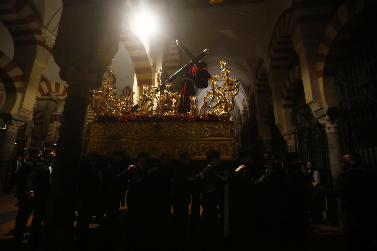 El vía crucis de la Agrupación de Cofradías de Córdoba, en imágenes
