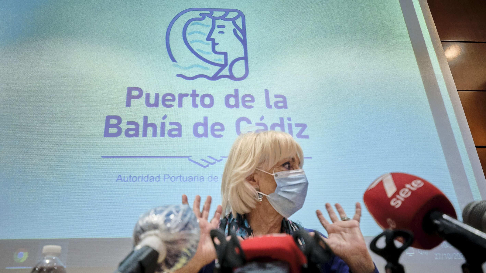 Teófila Martínez, con la nueva imagen corporativa del puerto de Cádiz a su espalda