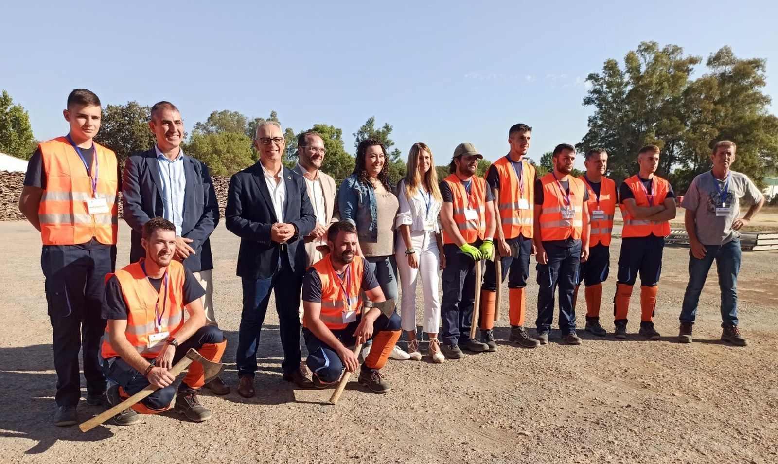 Representantes institucionales y trabajadores del corcho.