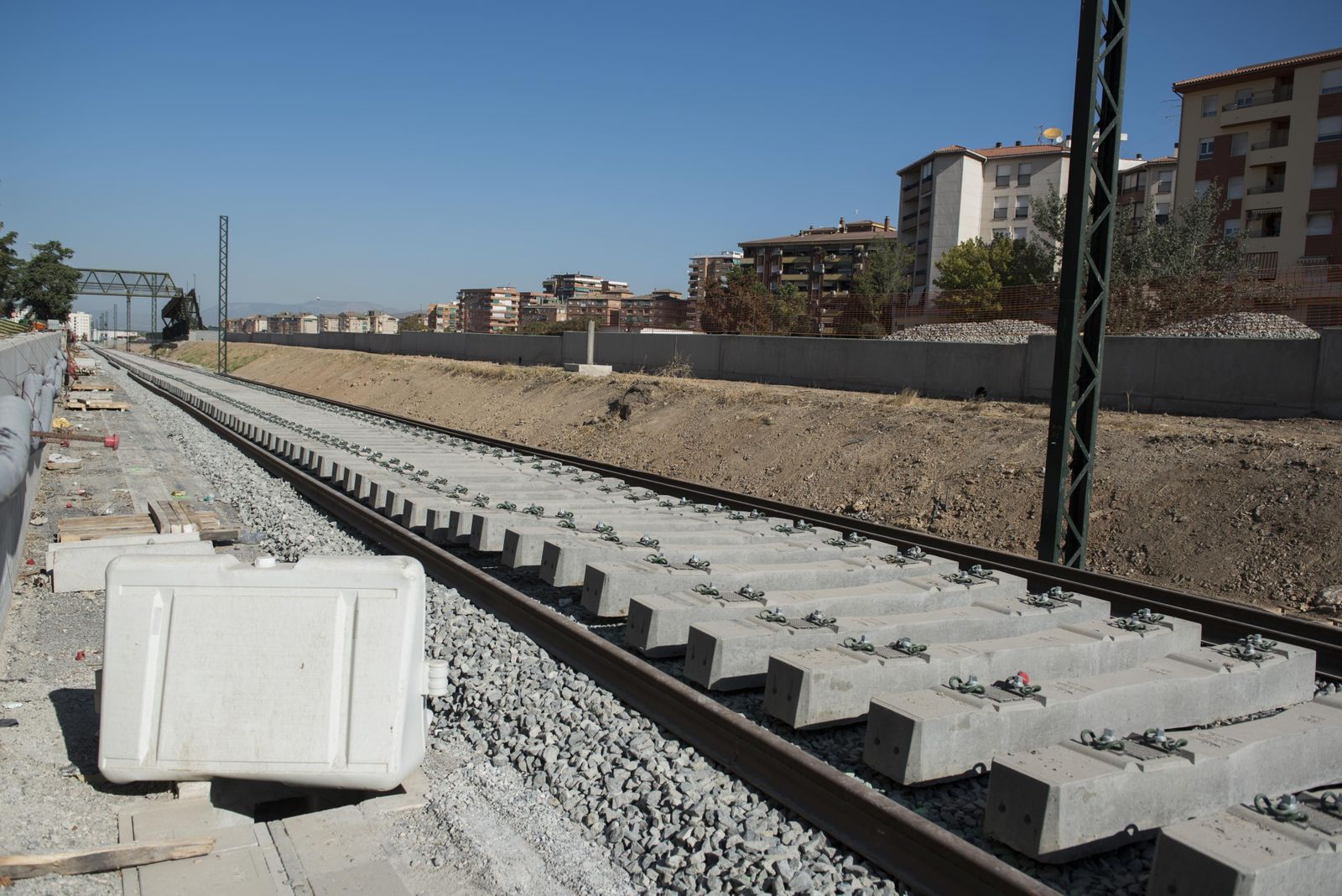Adif ya ha instalado las vías del AVE a su paso por el barrio de la Rosaleda, donde se encuentra el llamado 'muro de la vergüenza'.