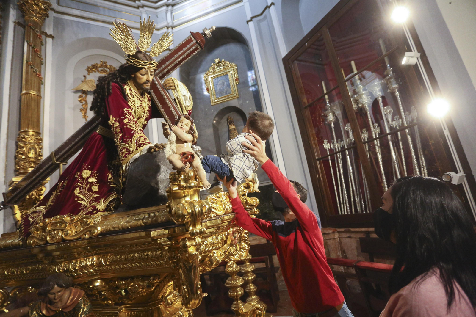 Rocío y Miguel, con Antonio, que este jueves fue bendecido por el Chiquito, ya que el padre es de esa cofradía.