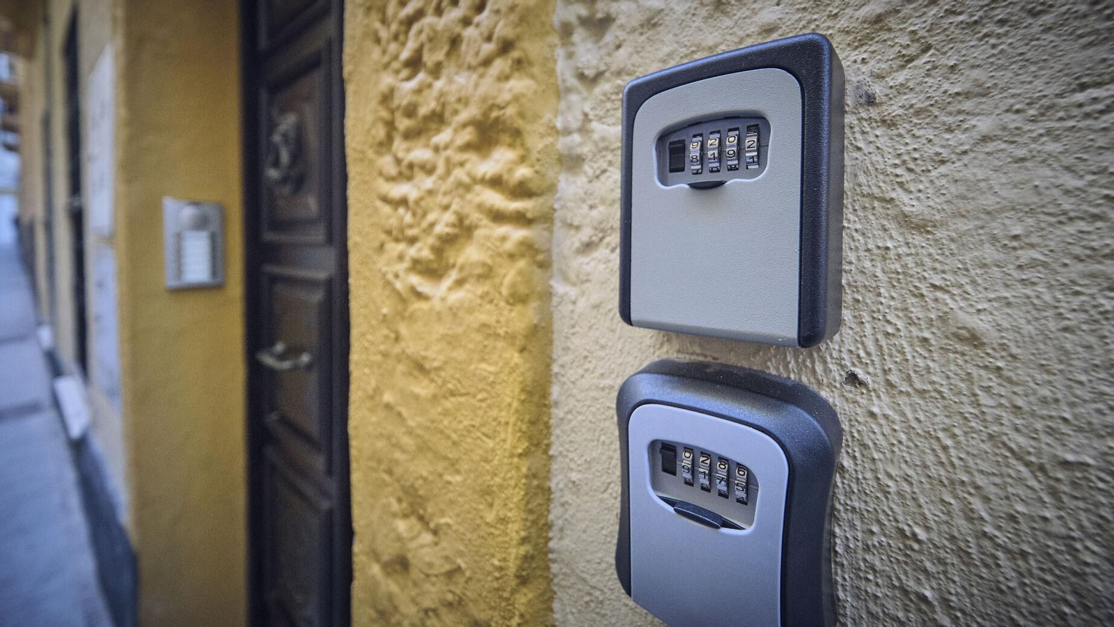 Cajas portallaves en el exterior de unos pisos turísticos en el centro de Cádiz.