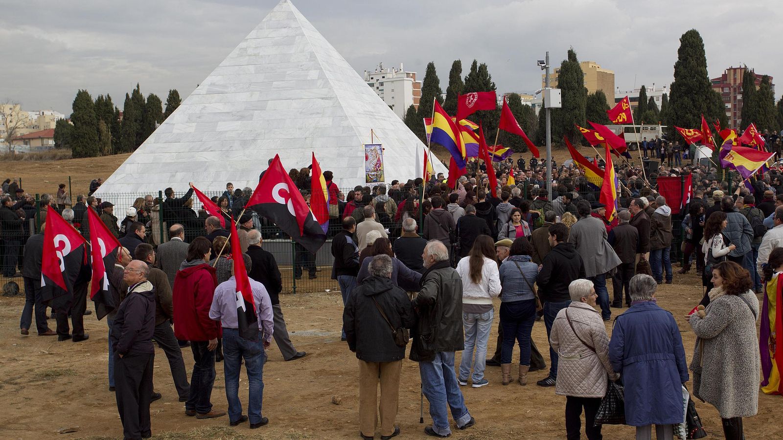 Inauguración del Memorial por las más de 4.400 víctimas del franquismo en el Parque San Rafael.
