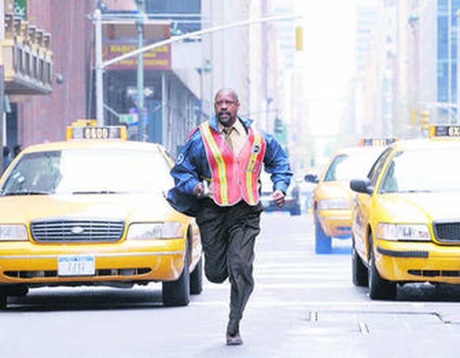 El actor Denzel Washington, a la carrera por las calles de Nueva York.