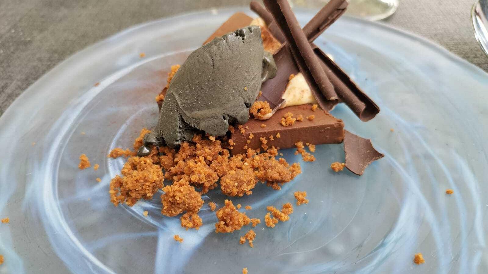 Cremoso de chocolate, praliné de avellanas, chantillí de vainilla y helado de semillas Cremoso de chocolate, praliné de avellanas, chantillí de vainilla y helado de semillas