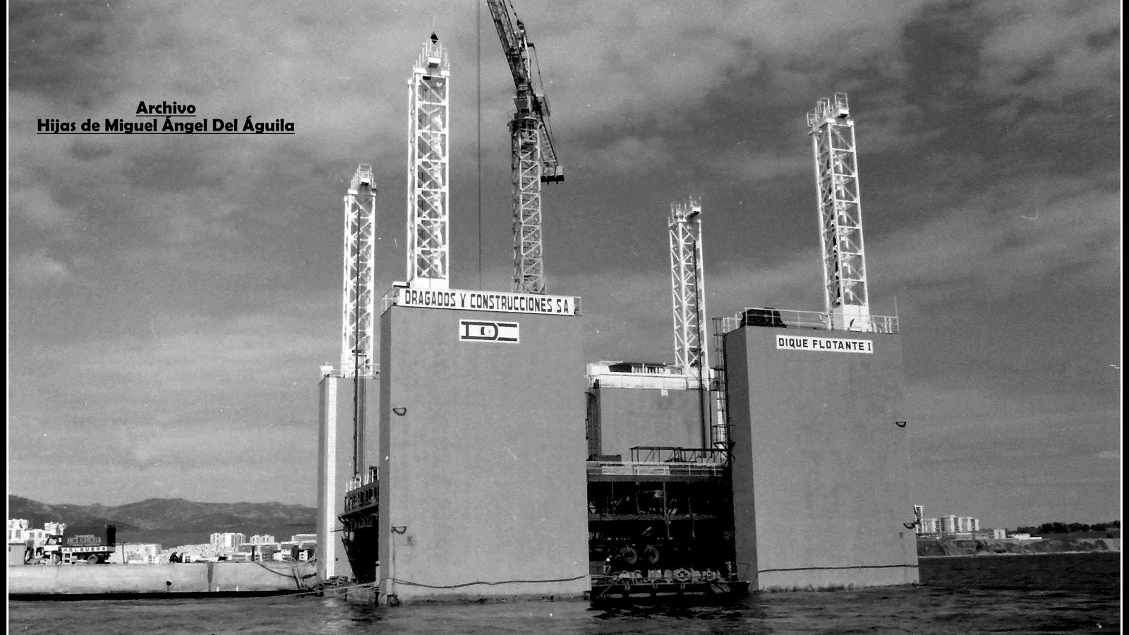Un dique flotante visto desde el rompeolas de la isla Verde.