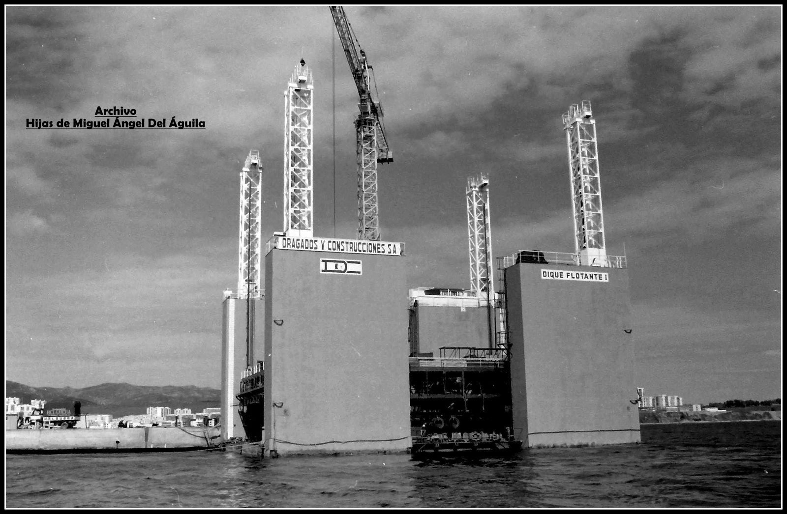 Un dique flotante visto desde el rompeolas de la isla Verde.