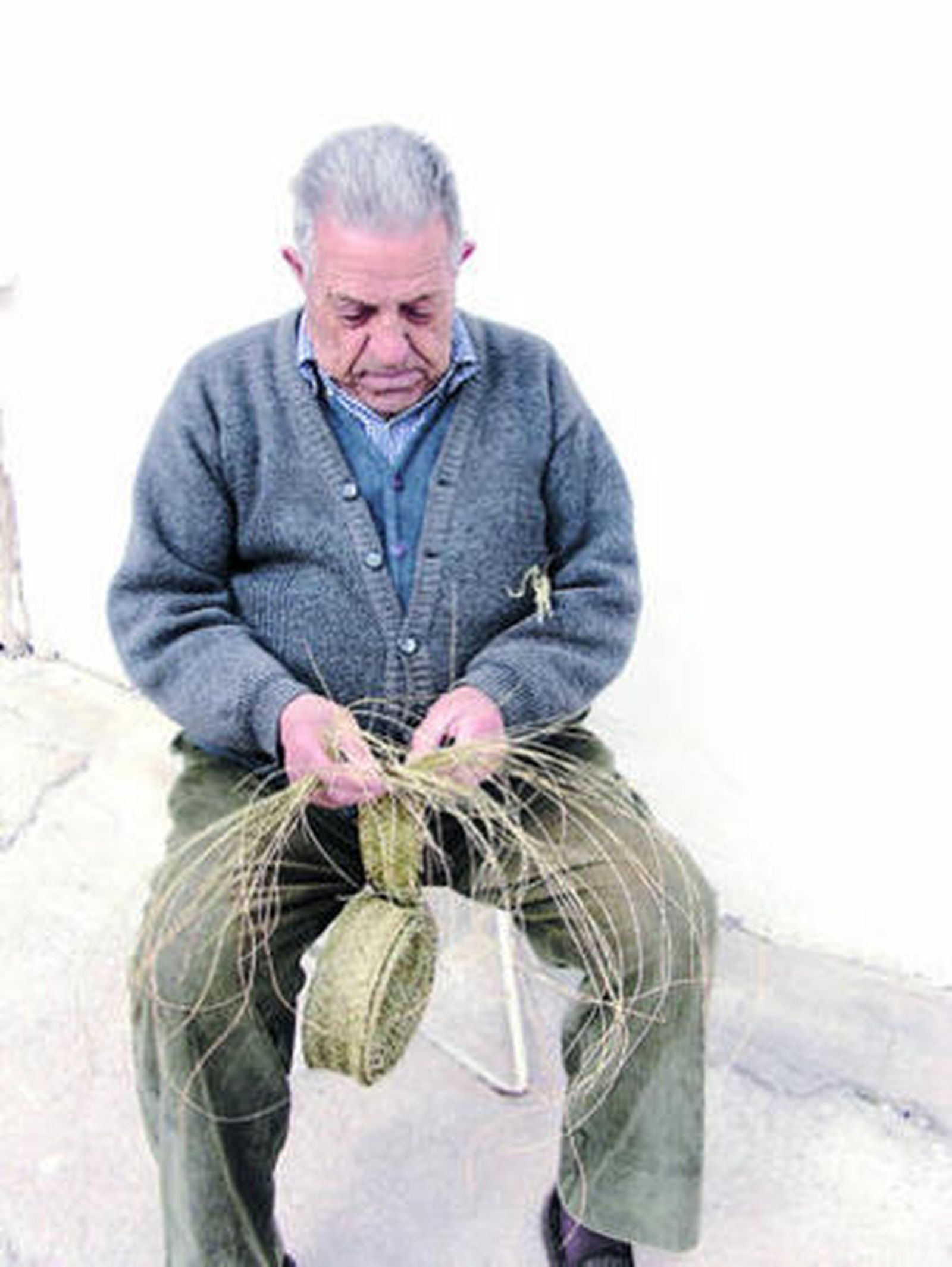 El artesano lleva más de treinta o cuarenta años trabajando en el esparto.