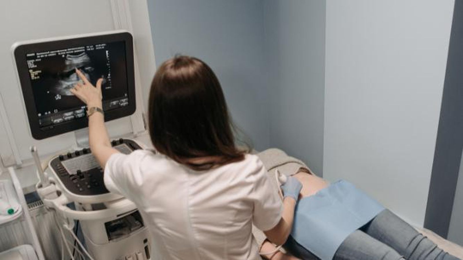 Embarazada en una sesión de ecografía.