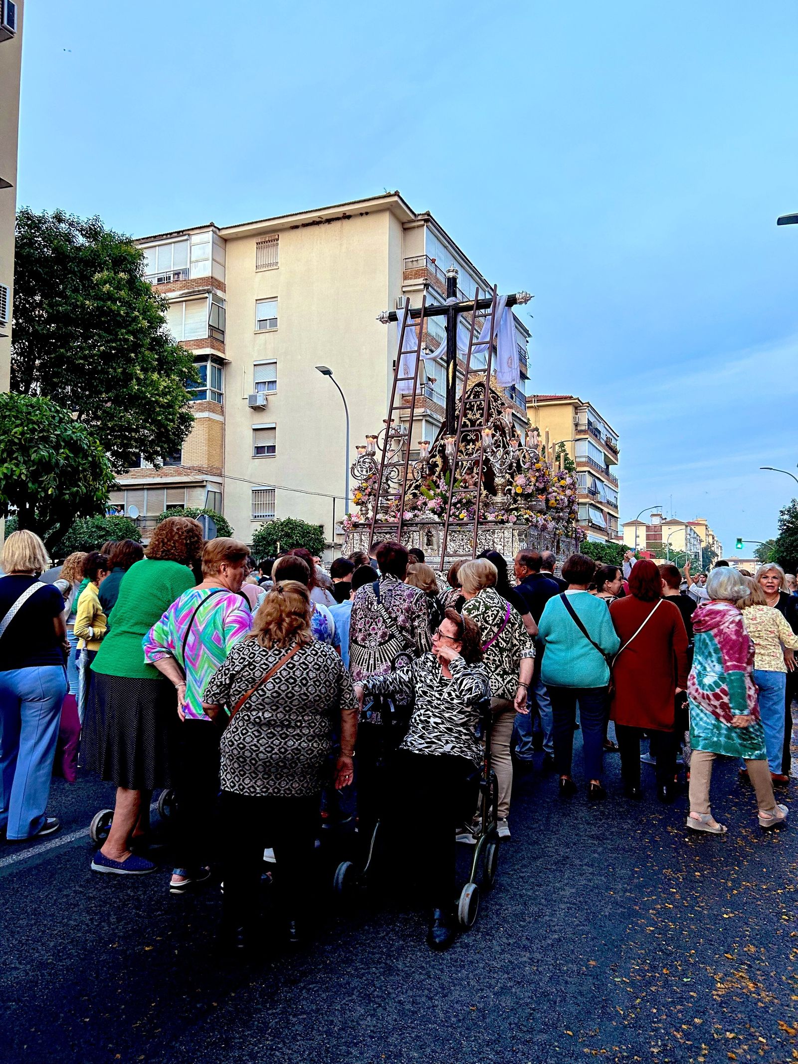 Las mujeres del Parque Alcosa tras la Madre de los Desamparados