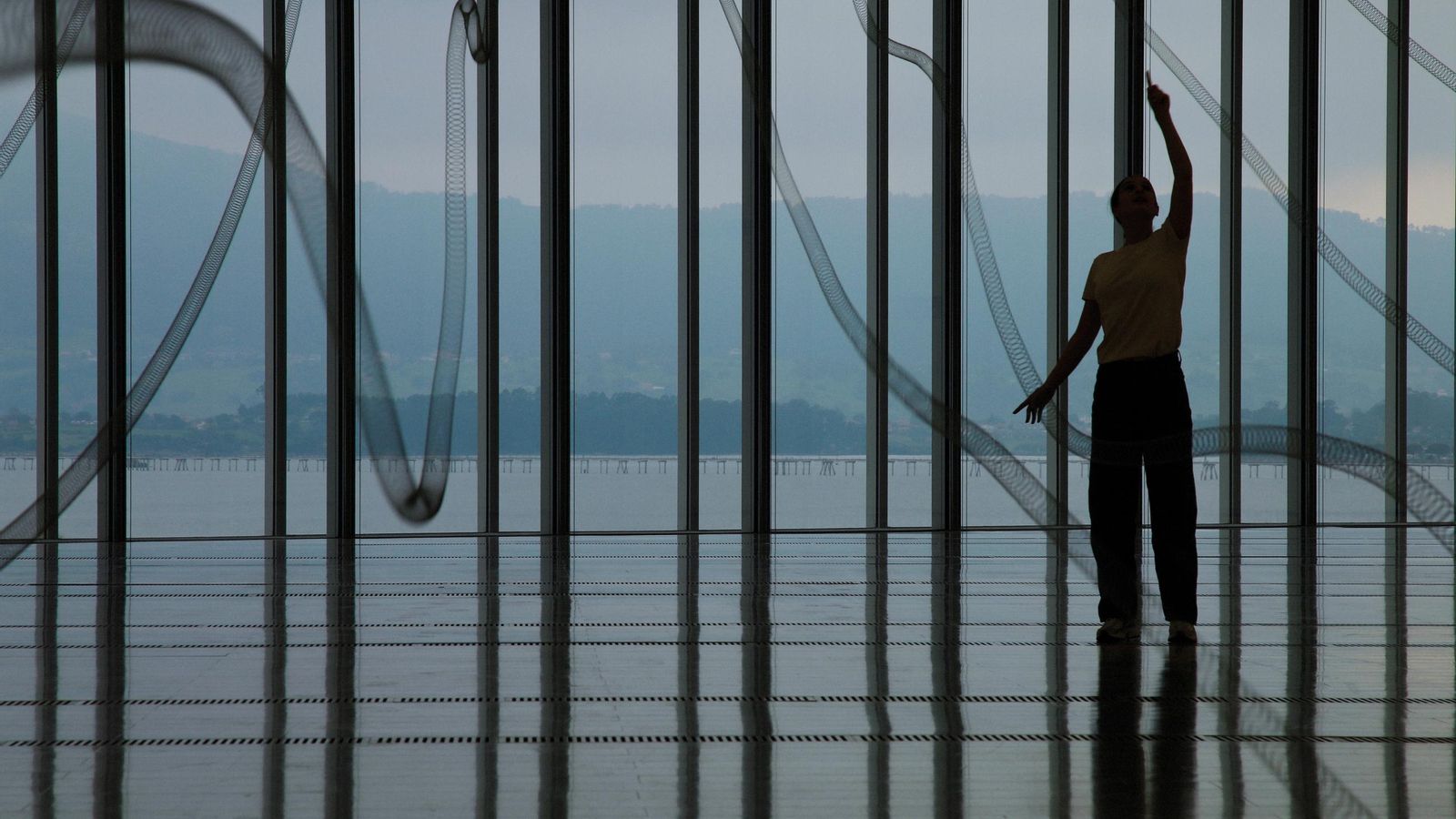 Uno de los intérpretes articulando la instalación de 'Las olas perdidas'.