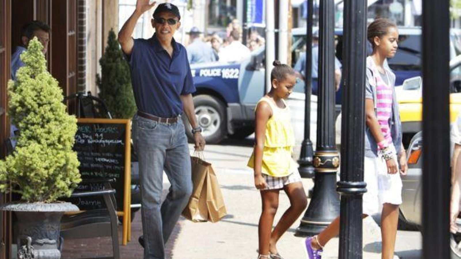 El ex presidente de EE UU, con sus hijas, de vacaciones. El ex presidente de EE UU, con sus hijas, de vacaciones.