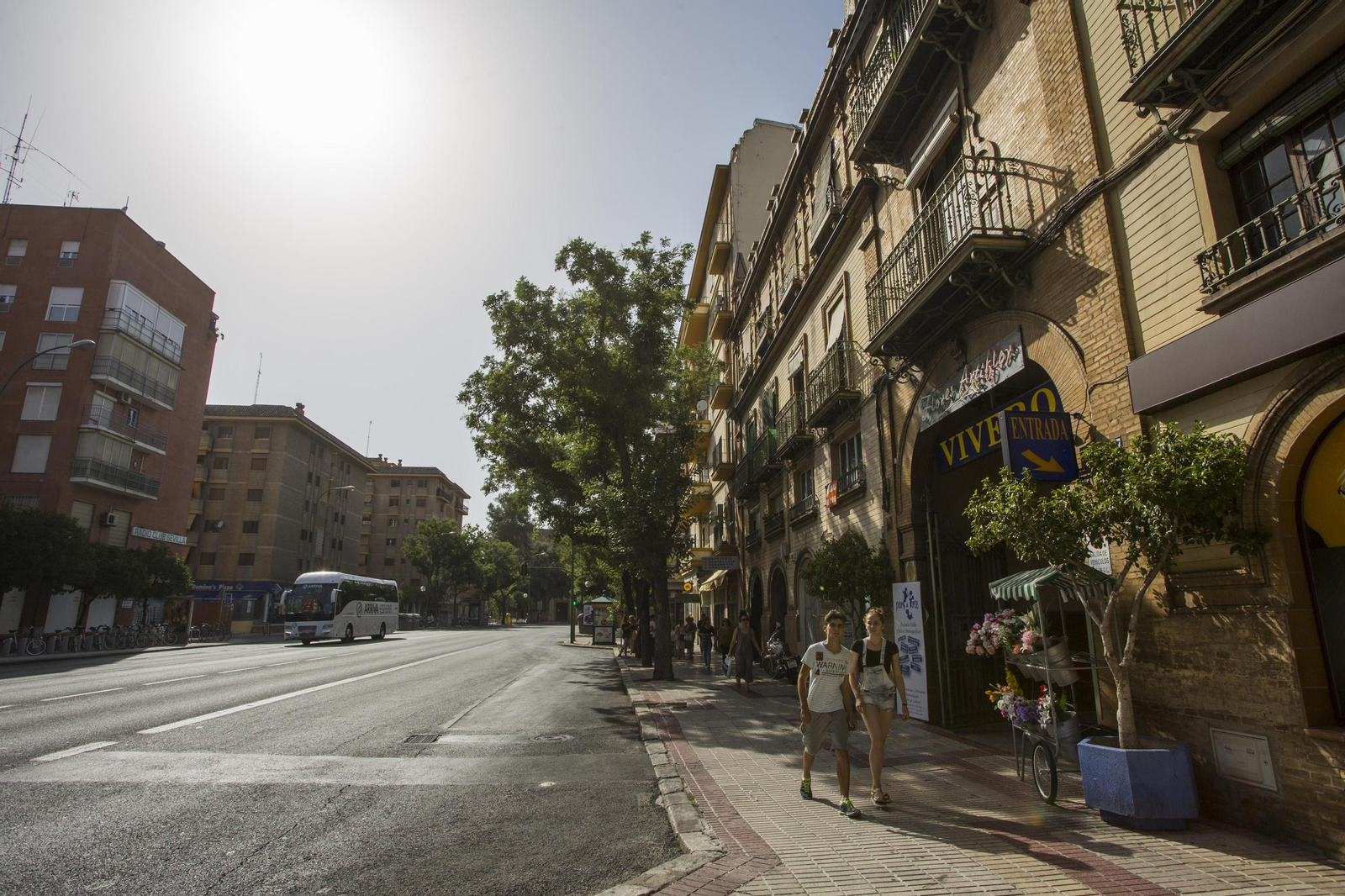 Varias personas caminan por una de las aceras de la Ronda Histórica, en una imagen de archivo.