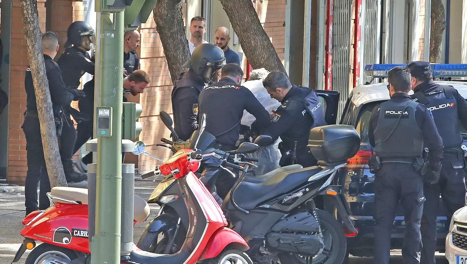 Imagen de la detención de los dos atracadores de la sucursal de La Caixa en la avenida Puertas del Sur en 2020