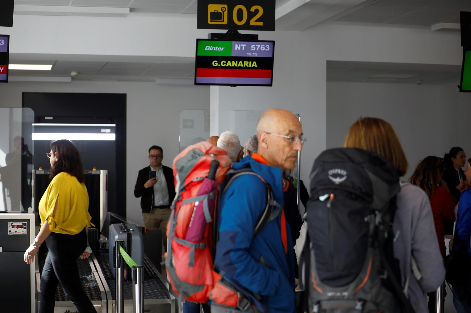 El aeropuerto de Córdoba recibe el primer vuelo de Binter desde Canarias, en imágenes