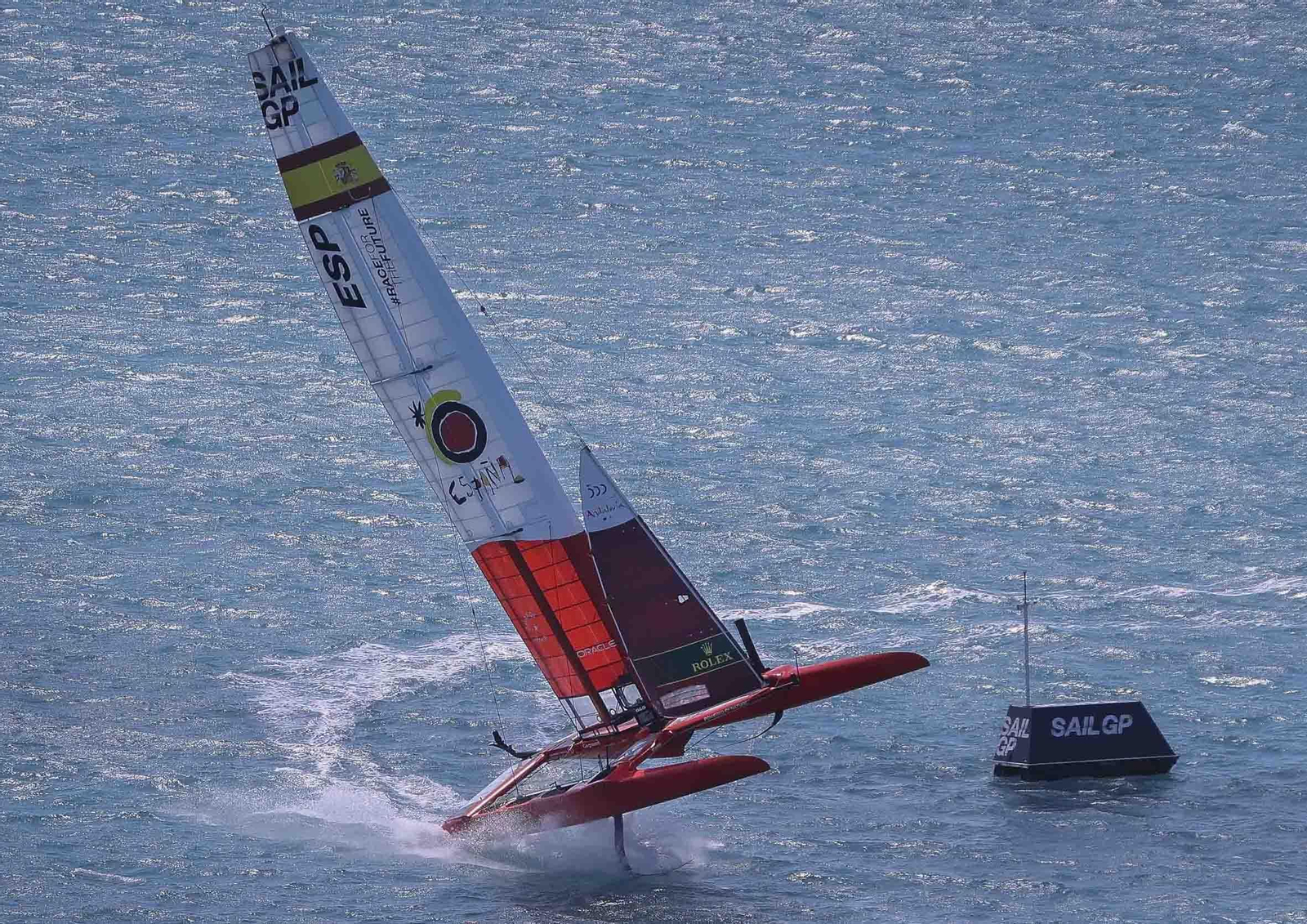 Espectacular maniobra del F50 español rodeando un marcador en una de las pruebas.