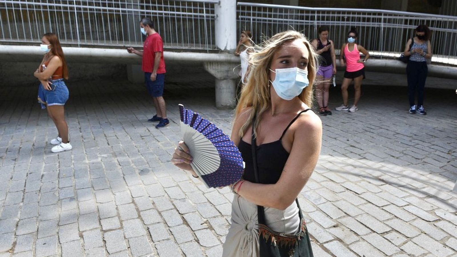 Una joven junto a la cola del casting de 'The Crown' en Marqués de Contadero.