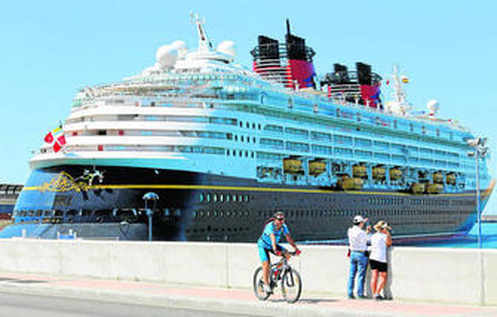 El Disney Magic, atracado en el muelle Norte de la estación marítima.