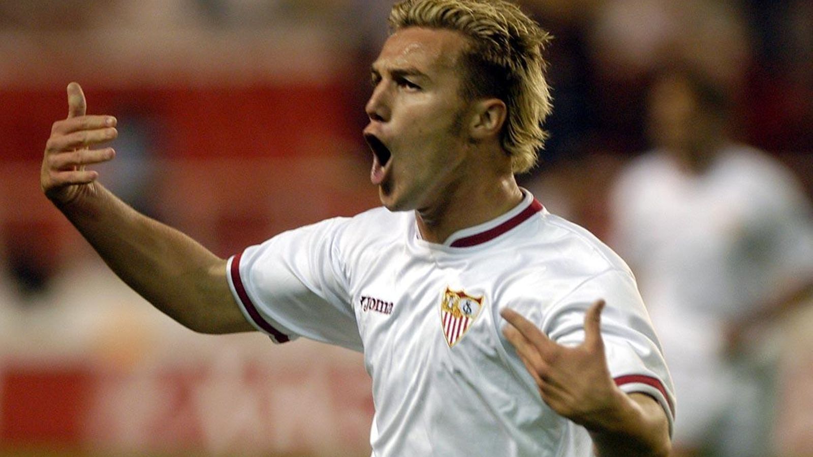 Antoñito se dirige a la afición tras marcar el 2-2 definitivo, 19 de octubre de 2003.