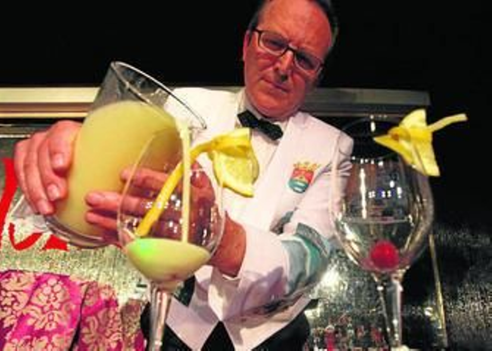 José Gil, uno de los participantes en el certamen, durante la elaboración de su primer cóctel.