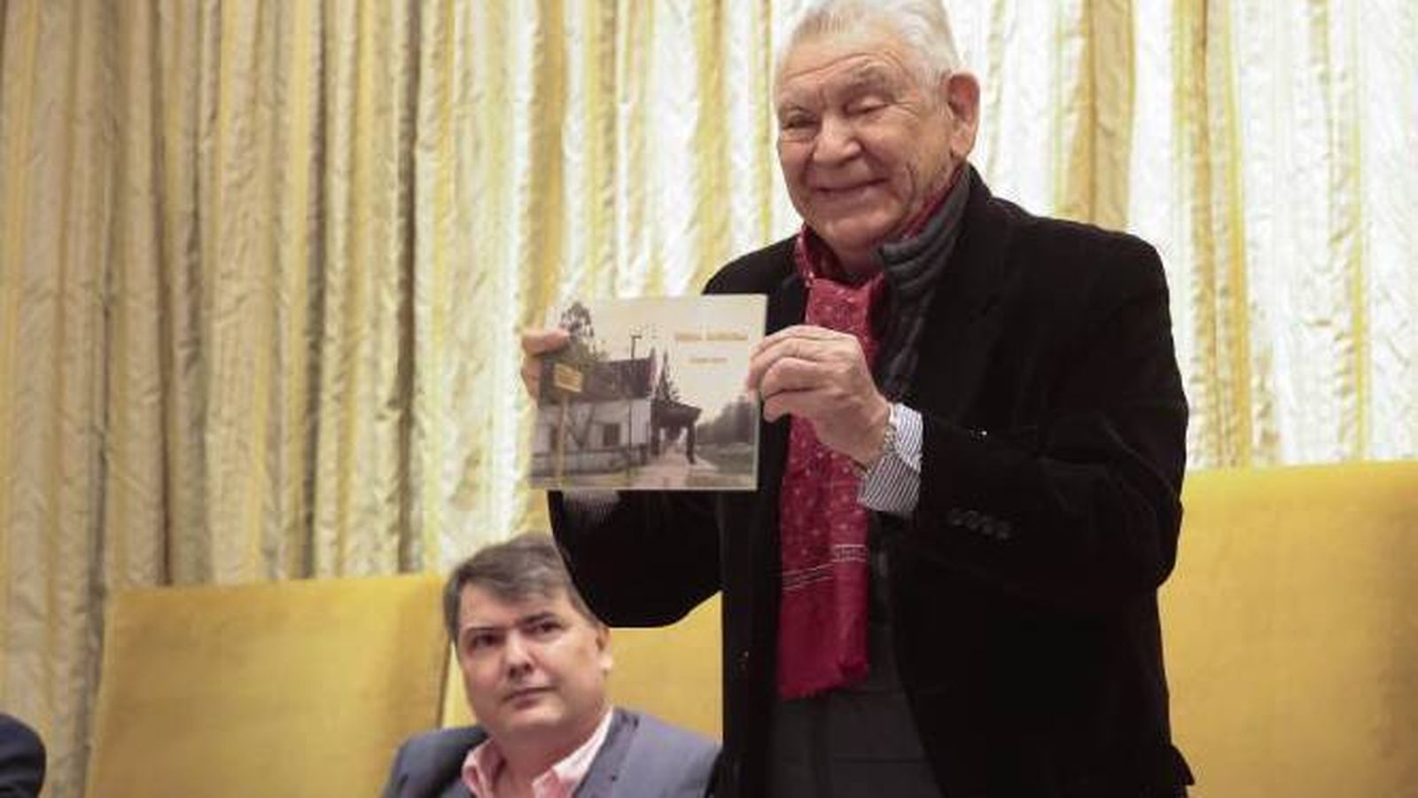 Ángel Leiva muestra uno de sus libros en el colegio notarial, a su lado el profesor Polaino.