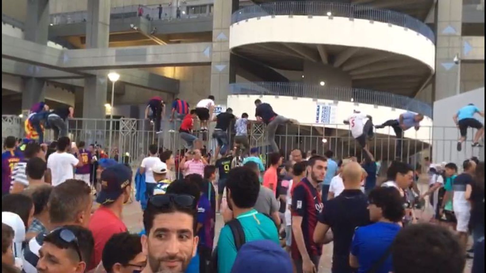 Un momento del asalto al Gran Estadio de Tánger, el domingo.