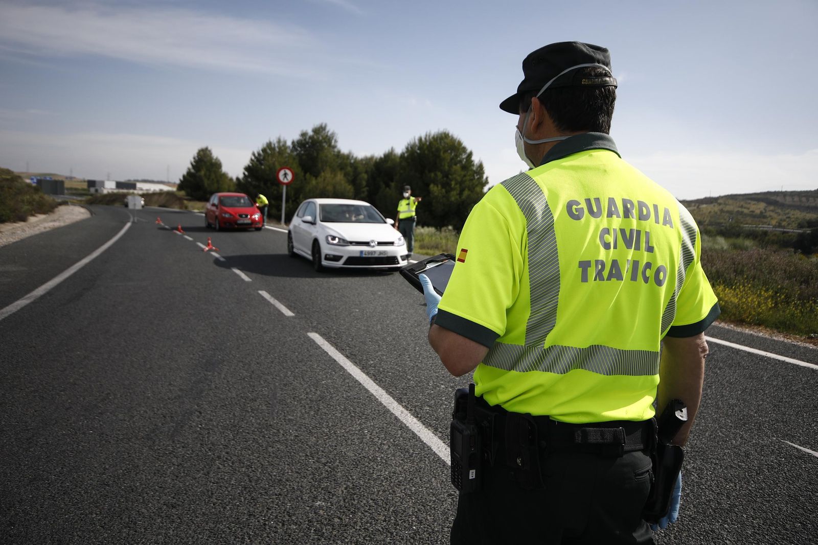 Investigan a una mujer tras conducir por la A-44 dirección Motril sin luces, la rueda pinchada y superar la tasa de alcohol