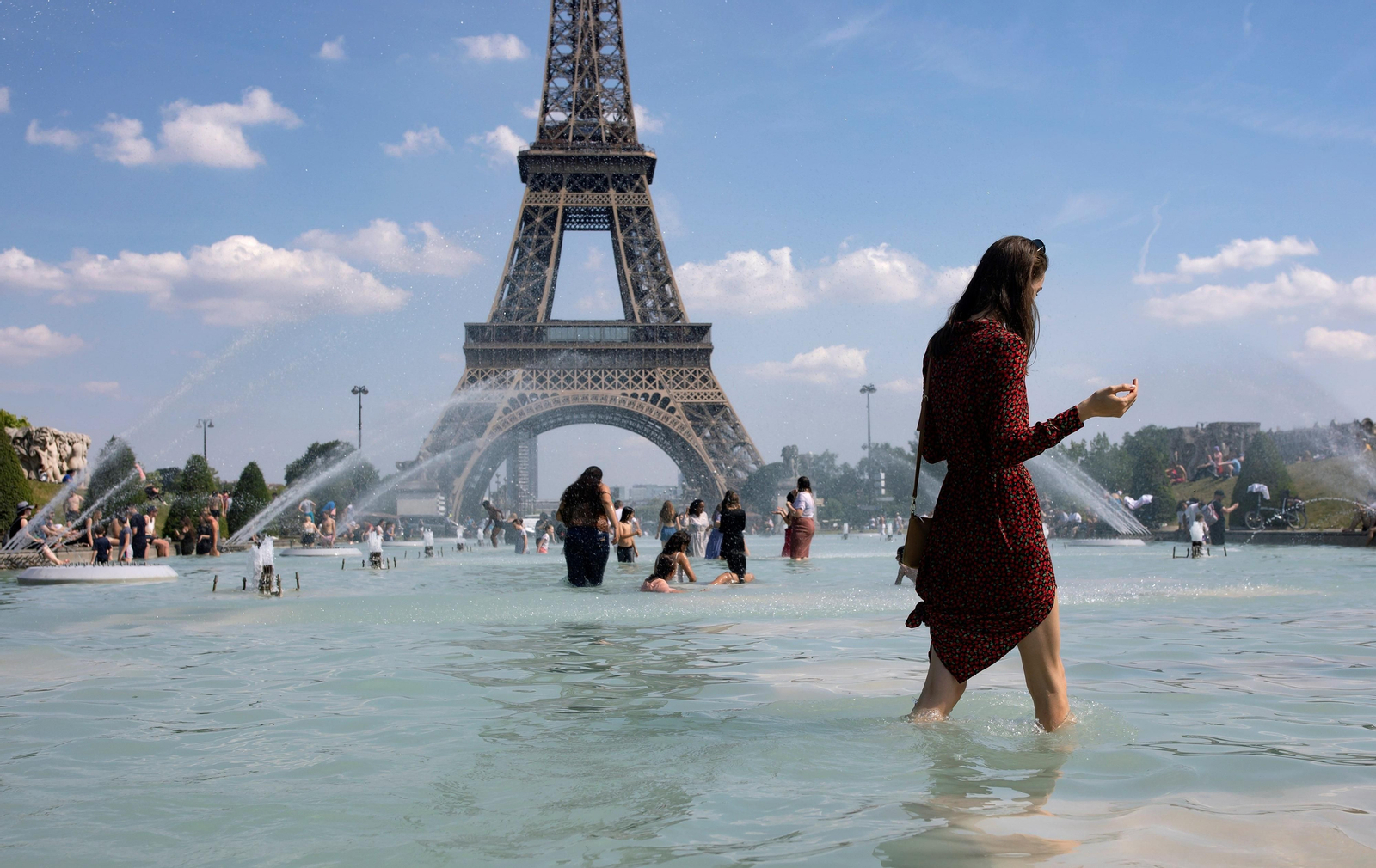 Varias personas se bañan en la fuente de la Plaza del Trocadero, en pleno corazón de París.