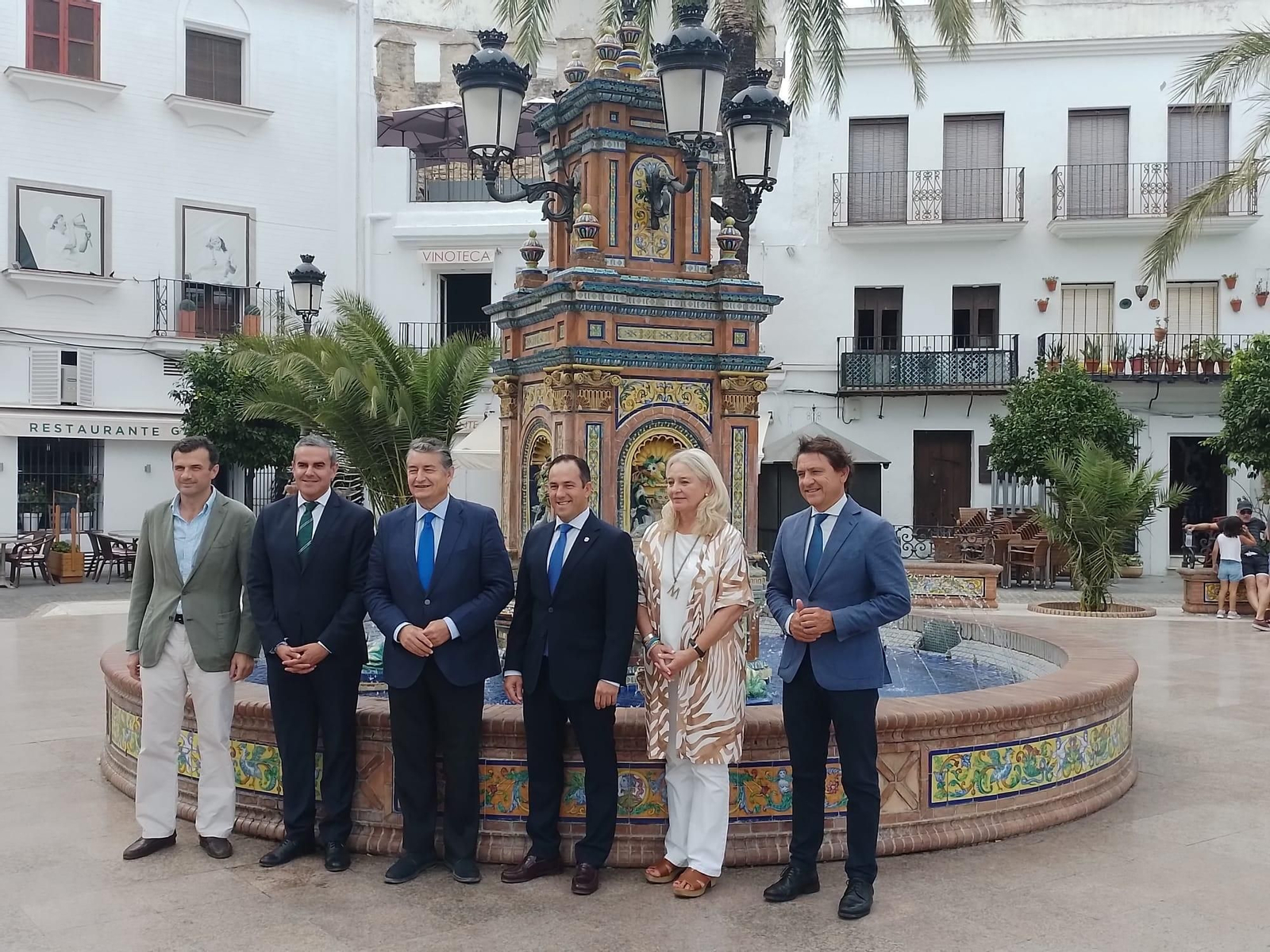 El consejero de Presidencia, Antonio Sanz, posa junto al regidor vejeriego en la emblemática plaza de España. El consejero de Presidencia, Antonio Sanz, posa junto al regidor vejeriego en la emblemática plaza de España.