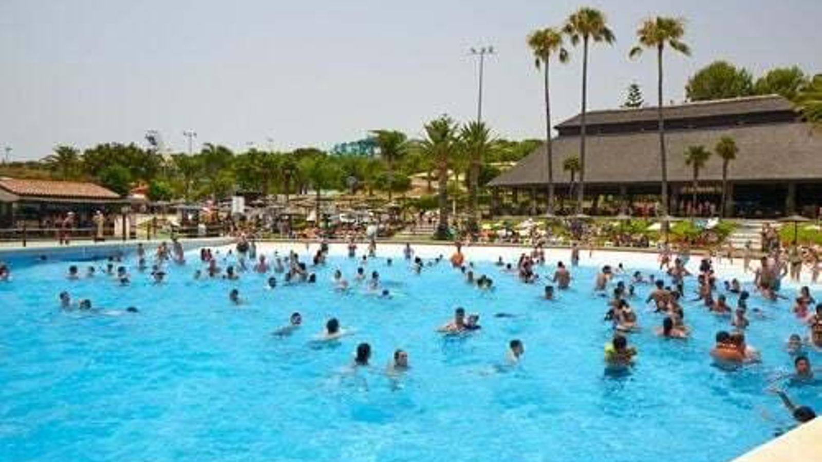 Una de las piscina de Aqualand. Una de las piscina de Aqualand.