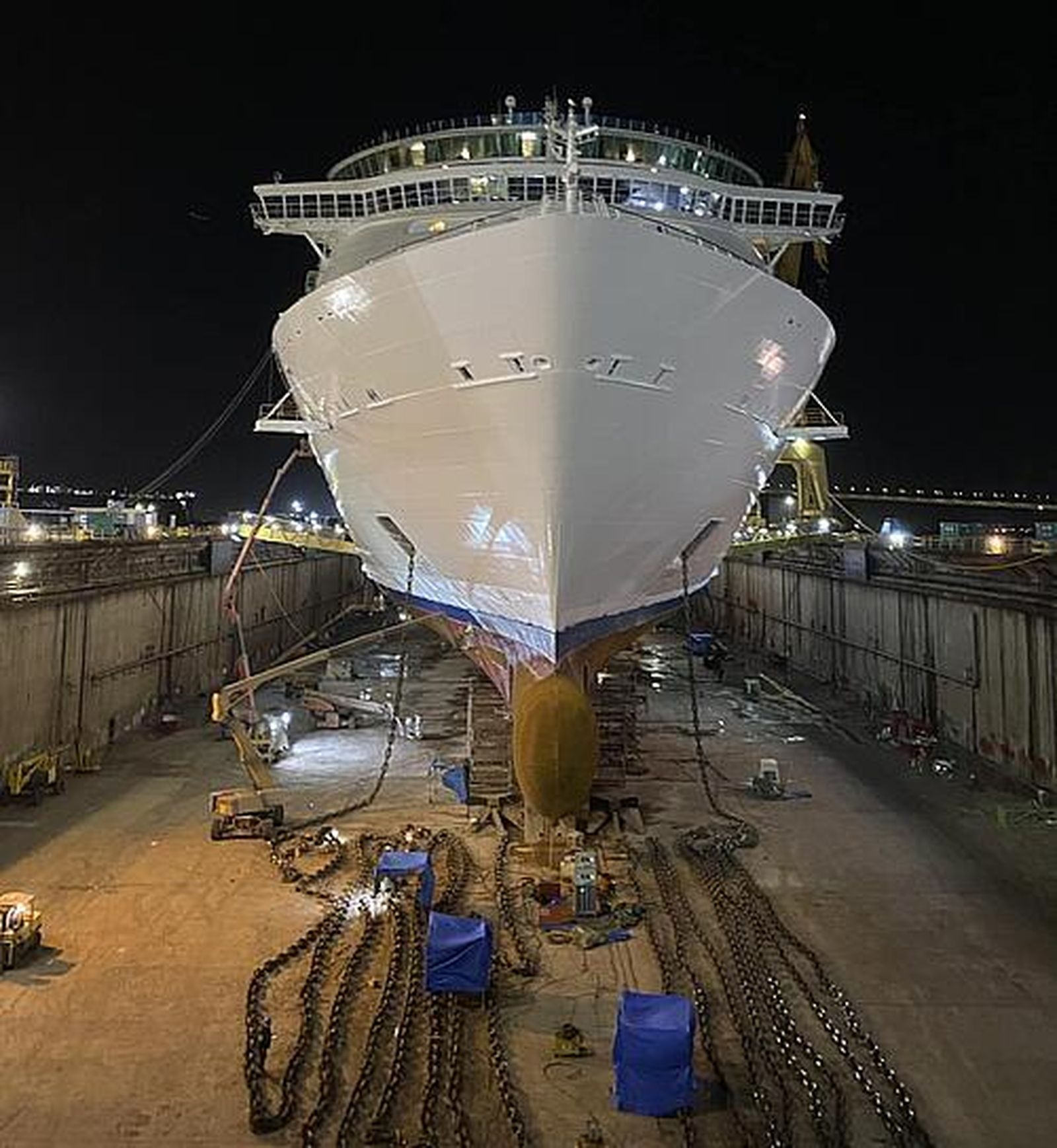 Imágenes del crucero Mariner of the Seas, durante su reparación en Navantia-Cádiz