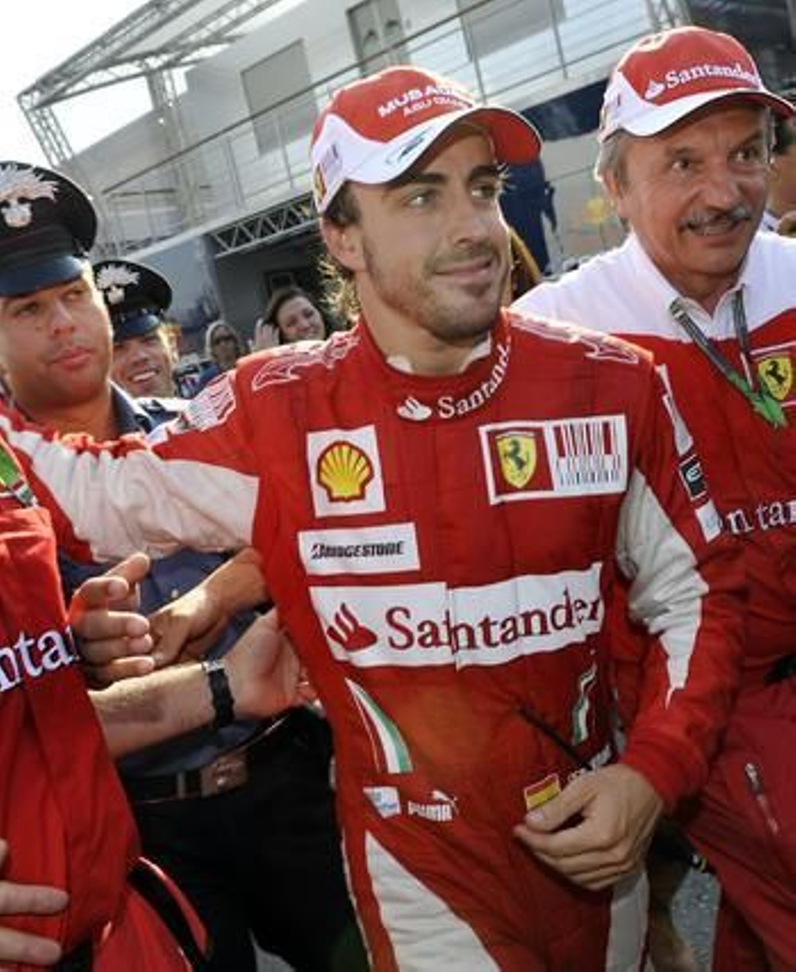 Fernando Alonso refuerza su candidatura al Mundial tras ganar en Monza. / AFP