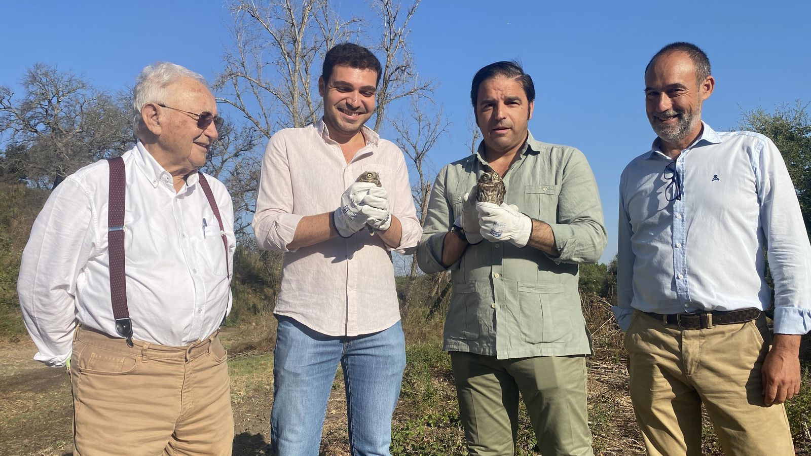Diego Velo, Álvaro Regidor, Pedro Yórquez y Daniel Diego en la suelta de dos mochuelos. Diego Velo, Álvaro Regidor, Pedro Yórquez y Daniel Diego en la suelta de dos mochuelos.