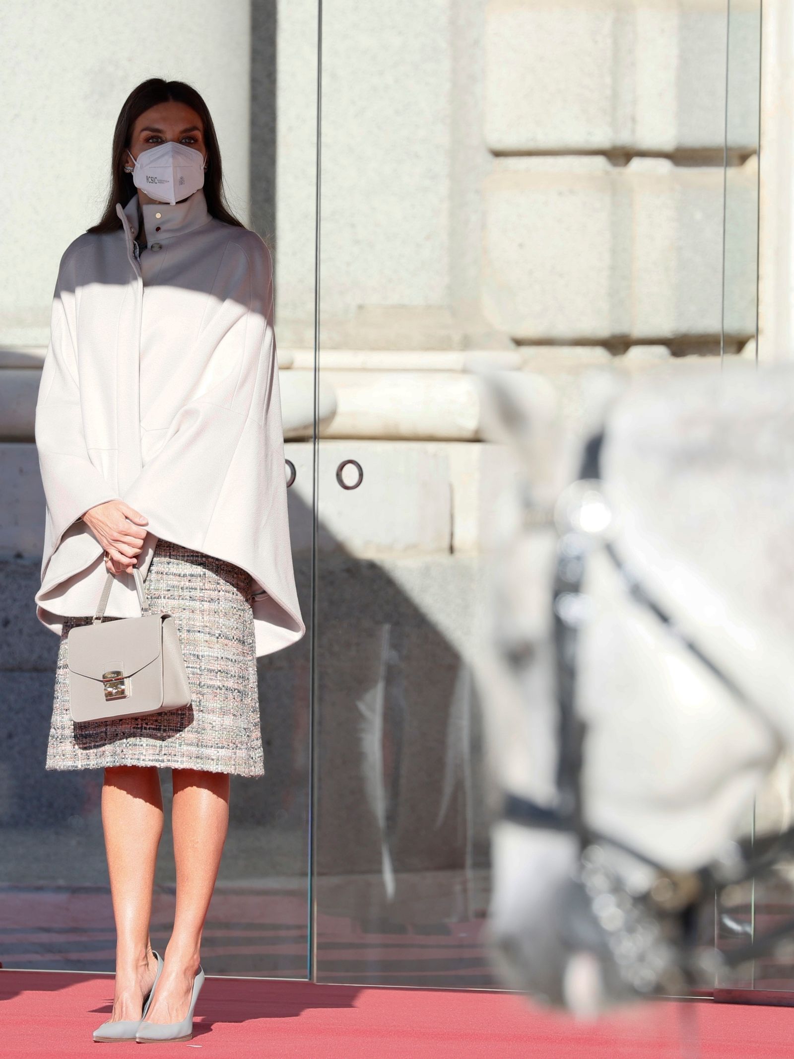 Doña Letizia, con la capa color crema de Hugo Boss.