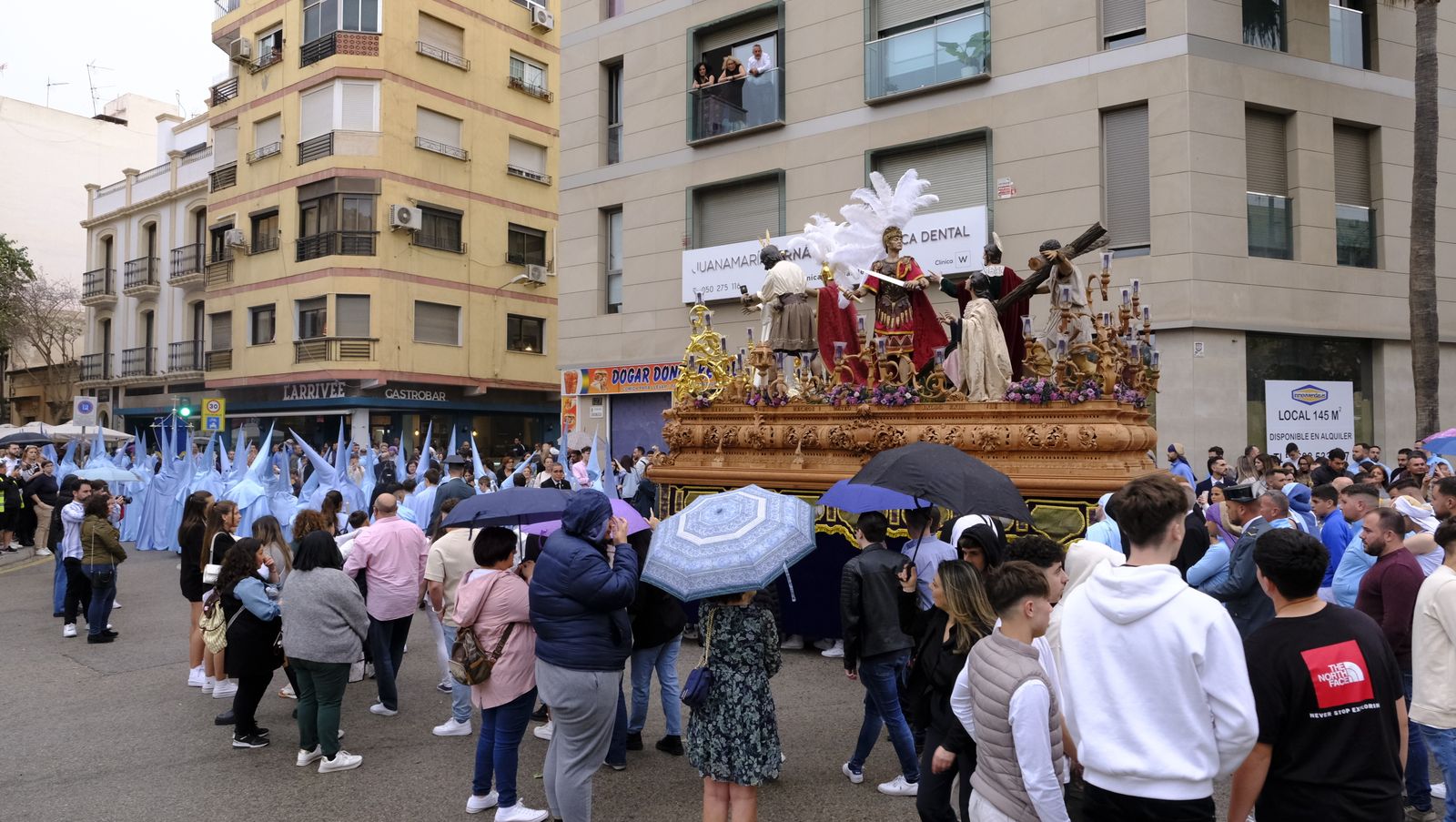 La Procesión de Los Ángeles de sobrepuso a la lluvia, en imágenes