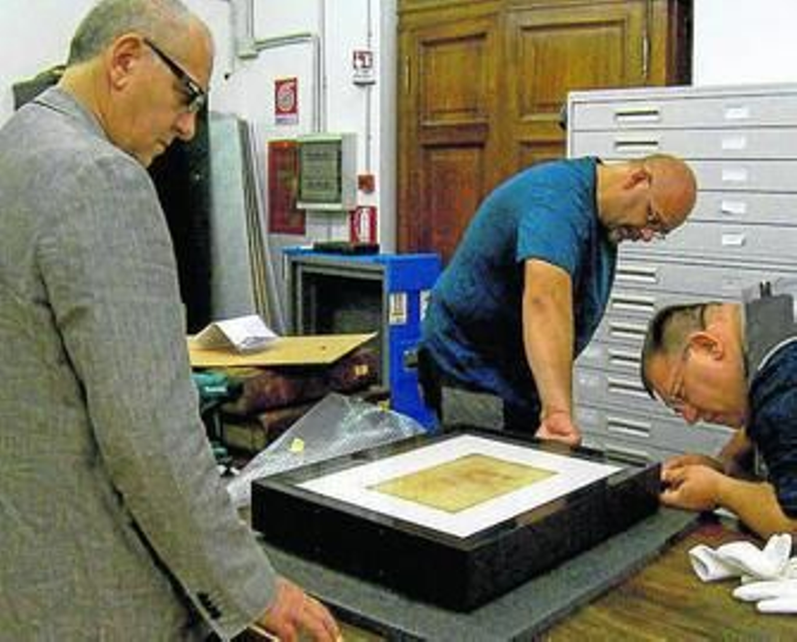 Unos operarios trasladan el autorretrato de Da Vinci a los Museos Capitolinos.