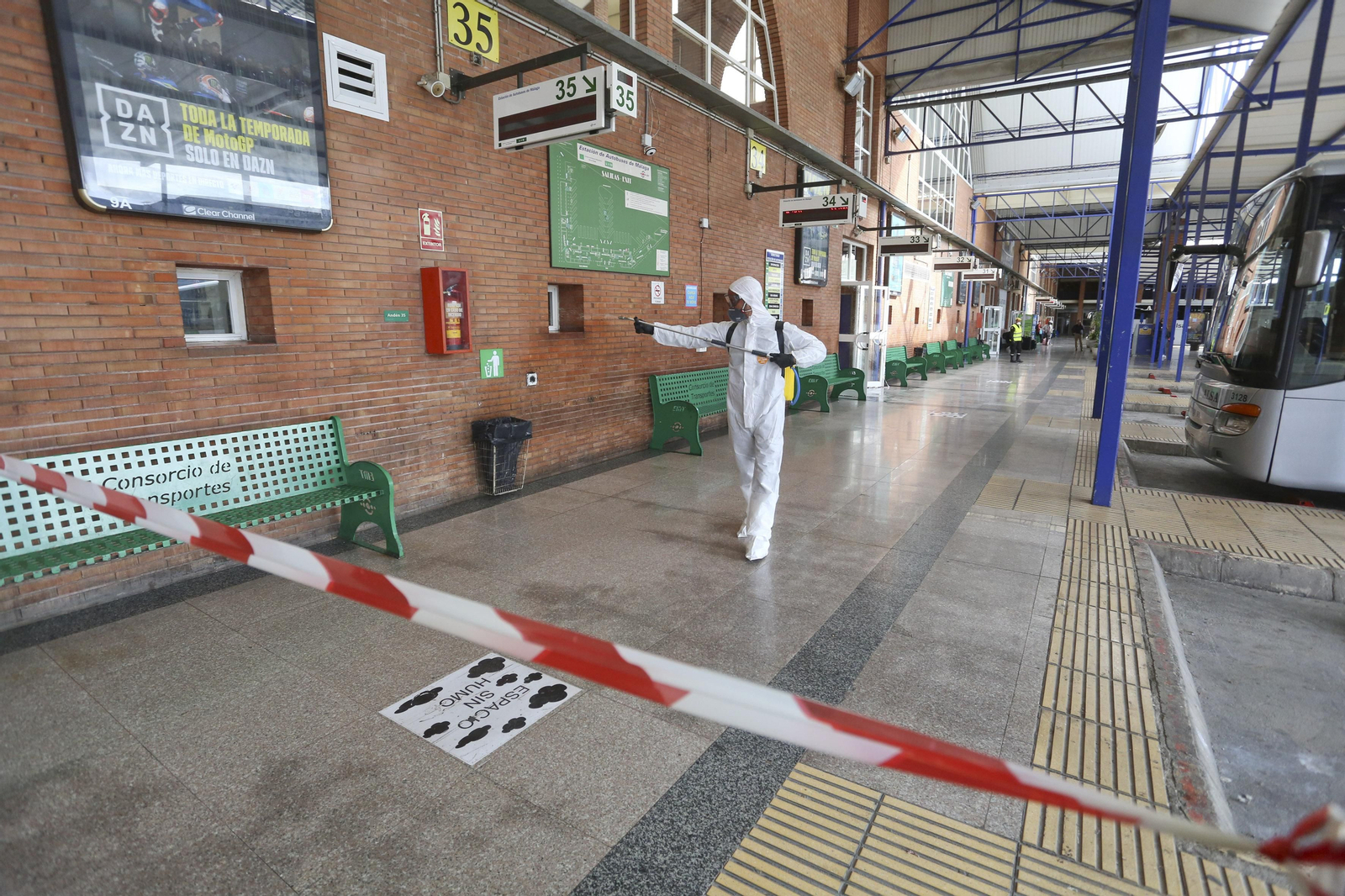 La UME desinfecta en Málaga la estación de autobuses y el puerto, en fotos