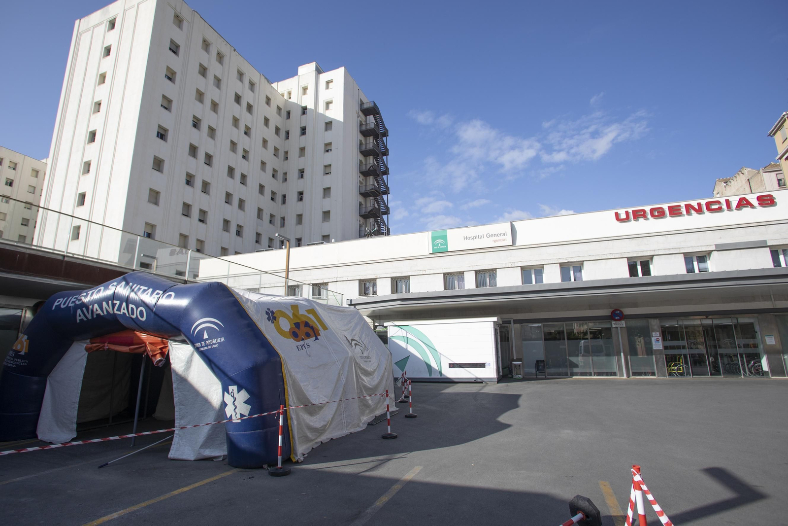 Aspecto del Hospital Virgen de las Nieves en la tarde de ayer